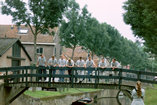 Als er een pater op de brug staat...